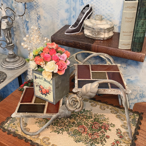 アンティークな部屋/ レトロなタイルのフラワースタンド/2-stage type