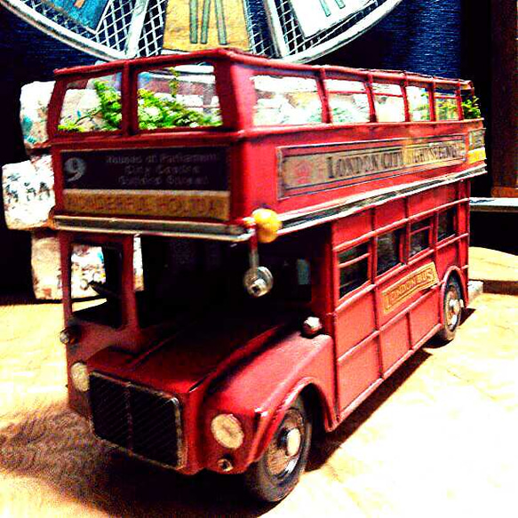 ロンドンバス型/
サボテン&多肉植物園　花器 1枚目の画像