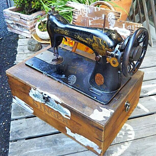アンティークミシン 手回し式 木製ケース、鍵付き アンティークミシン 手回し式 木製ケース、鍵付き