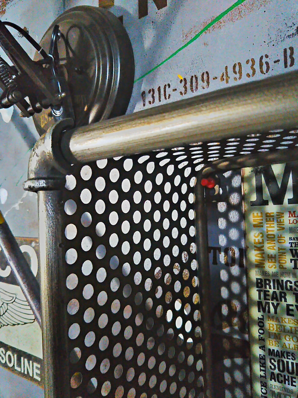 インダストリアル/ パイプ管 & メッシュ キューブ（中） ウォールシェルフ（飾り棚） #店舗什器 #ガレージライフ 8枚目の画像