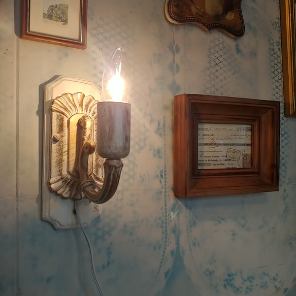 シックな面持ち…裸電球のウォールランプ/ アンティークホワイトのフレーム台付き/ 壁掛け式 ペンダントランプ/ 1枚目の画像