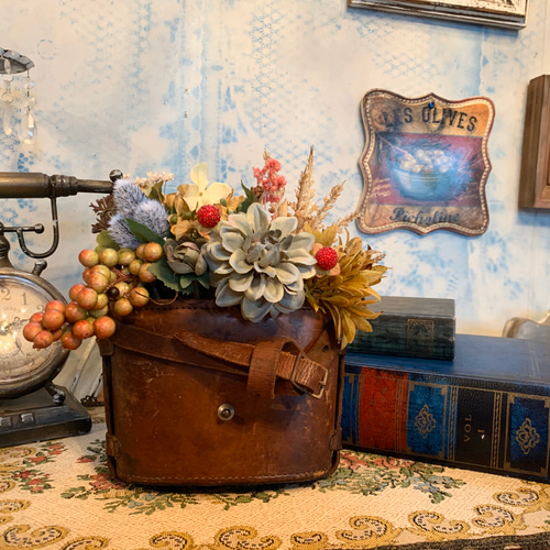 アンティークな部屋/ブロカント レザーケース/ フラワーアレンジメント