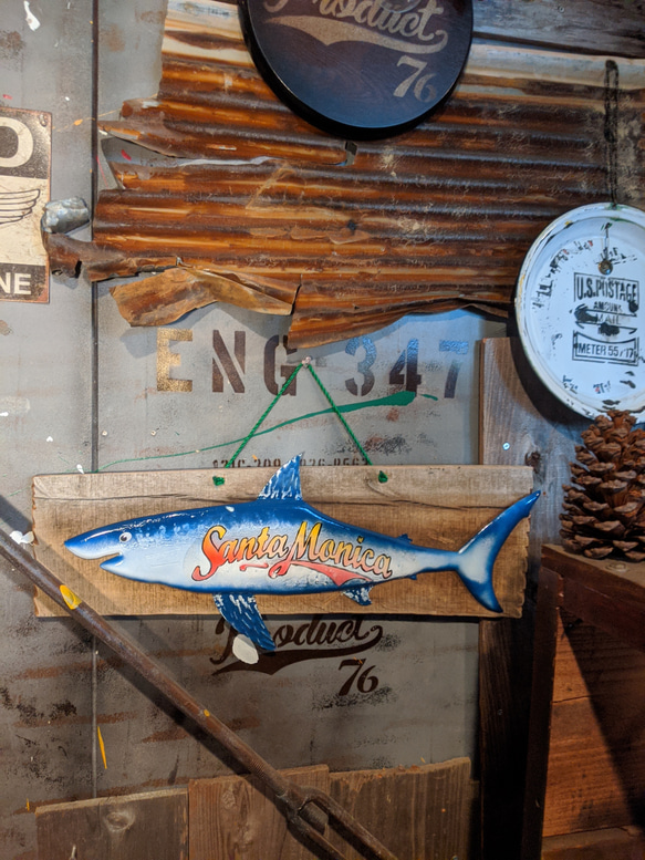 カリフォルニアスタイルの家/ メタル & ウッドのウォールデコ ②/ #店舗什器 #壁掛け看板 #SHARK #サンタモ 1枚目の画像