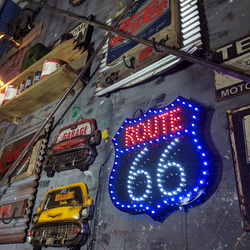 アメリカンヴィンテージな部屋/ ROUTE66《道路標識》LED電飾 ウォールデコ/（GRN） ★U.S.A. ROAD 1枚目の画像