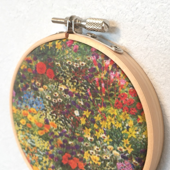 [8cm]刺繍枠とファブリックの壁飾り(ウォールデコ・ファブリックパネル・オブジェ)WD08-001 2枚目の画像