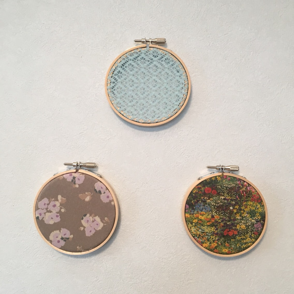 [8cm]刺繍枠とファブリックの壁飾り(ウォールデコ・ファブリックパネル・オブジェ)WD08-001 5枚目の画像