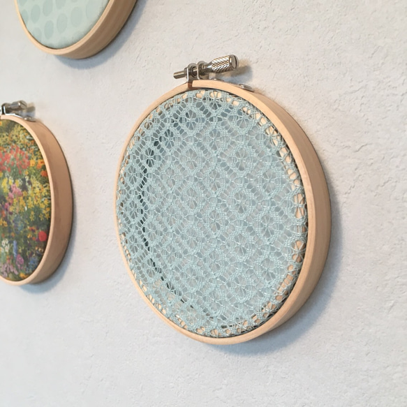 [8cm]刺繍枠とファブリックの壁飾り(ウォールデコ・ファブリックパネル・オブジェ)WD08-003 4枚目の画像