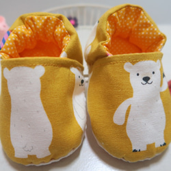 黃色北極熊。寶寶嬰兒鞋 第1張的照片