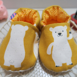 黃色北極熊。寶寶嬰兒鞋 第2張的照片