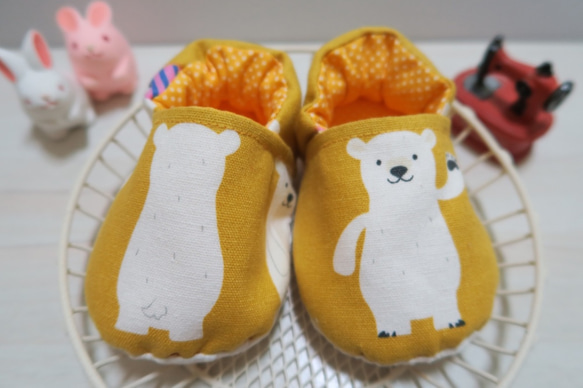 黃色北極熊。寶寶嬰兒鞋 第2張的照片