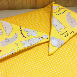 寶寶彌月禮盒組-黃底北極熊。三角巾+香草奶嘴鏈+嬰兒鞋+平安福袋 第3張的照片