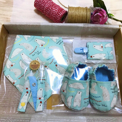 寶寶彌月禮盒組-藍底北極熊。三角巾+香草奶嘴鏈+嬰兒鞋+平安福袋 第1張的照片