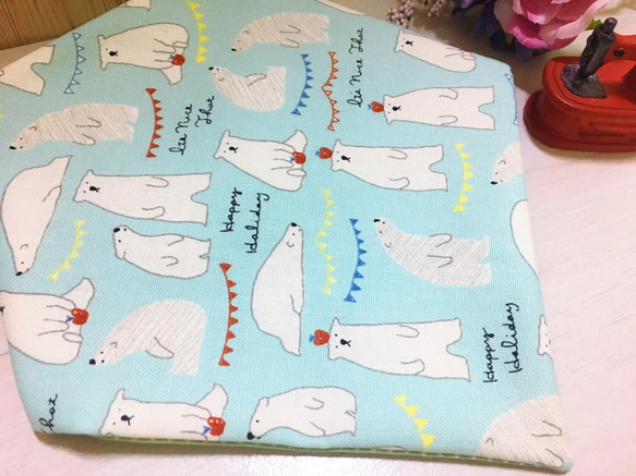 寶寶彌月禮盒組-藍底北極熊。三角巾+香草奶嘴鏈+嬰兒鞋+平安福袋 第4張的照片