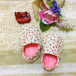 白底小紅花。寶寶嬰兒鞋 第1張的照片
