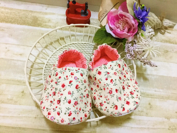 白底小紅花。寶寶嬰兒鞋 第4張的照片