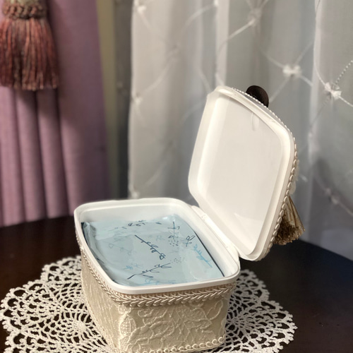 ホワイトのトイレお掃除シートケース フラワー トイレクイックル