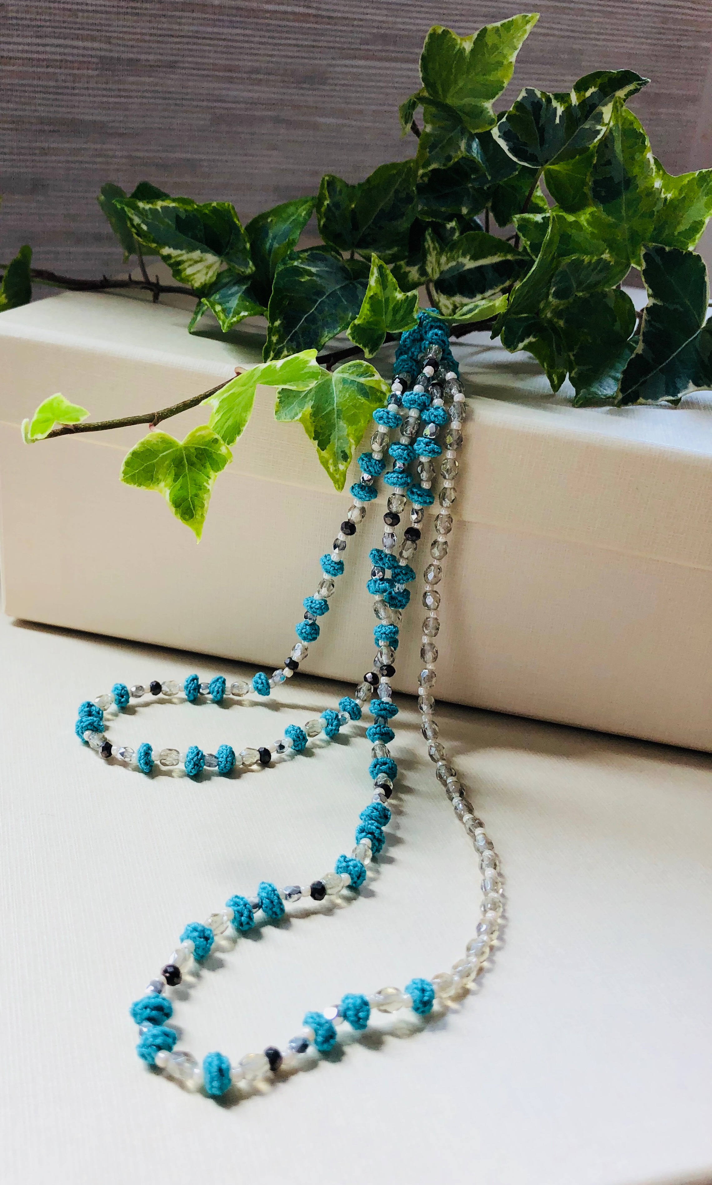 ターコイズブルーのロングネックレス〜金属フリー、クリア〜