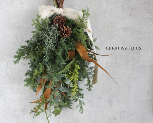 新年を迎える針葉樹が香る注連縄 新年を迎える針葉樹が香る注連縄