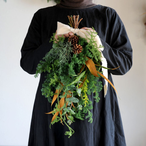 針葉樹が香るフレッシュグリーンスワッグ・まるで森散歩／ドライになるよ／クリスマス＆お正月にもどうぞ。 2枚目の画像