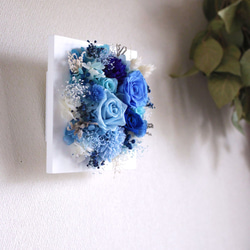 生花では叶わない青バラのフレームアレンジ・ブルー/壁かけにもなるよ［選べる11色のプリザーブドフラワー］ギフトにも。 3枚目の画像