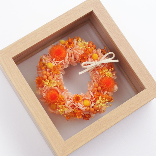 ジューシーオレンジ色の天然素材リース in フレーム[プリザーブド  