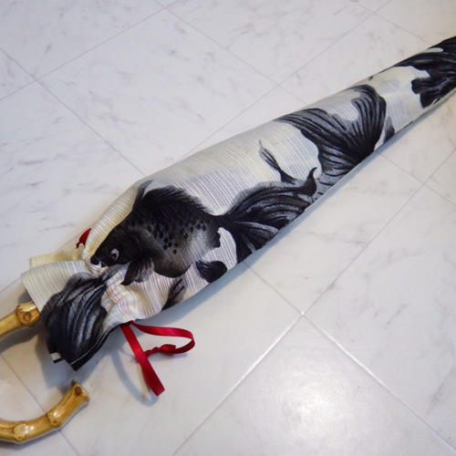 浴衣から生まれた日傘 尾ひれまで 黒き喪服の黒金魚【岡重】 傘