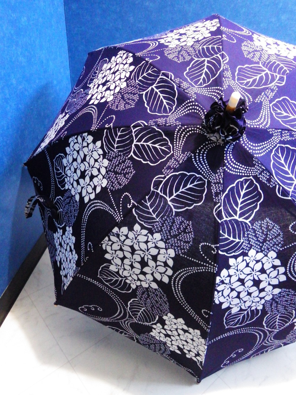 浴衣から生まれた日傘　紫陽花や 腕けだるげに恋のこゑ