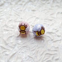 粉色條紋刺繡蜜蜂手作耳環 第2張的照片