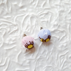 粉色條紋刺繡蜜蜂手作耳環 第3張的照片