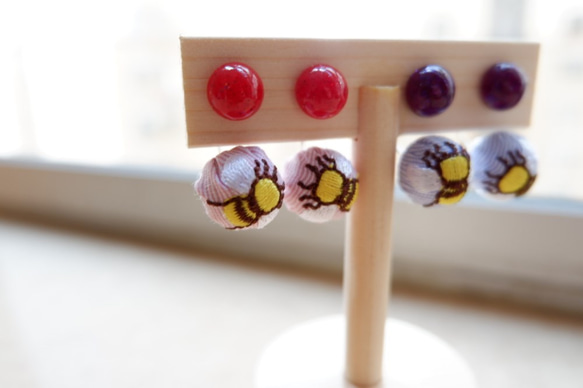 粉色條紋刺繡蜜蜂彎扥耳環 第3張的照片