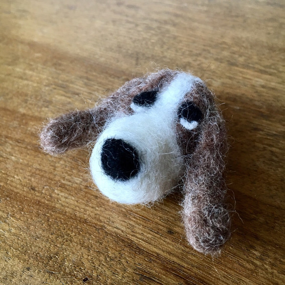 【受注製作】羊毛フェルトブローチ - 犬・エリザベスカラー 2枚目の画像