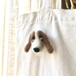 【受注製作】羊毛フェルトブローチ - 犬・エリザベスカラー 3枚目の画像