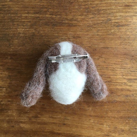 【受注製作】羊毛フェルトブローチ - 犬・エリザベスカラー 5枚目の画像