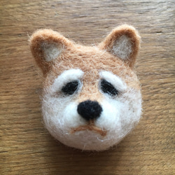 【受注製作】羊毛フェルトブローチ - 柴犬・エリザベスカラー 2枚目の画像