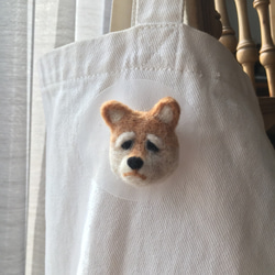 【受注製作】羊毛フェルトブローチ - 柴犬・エリザベスカラー 3枚目の画像