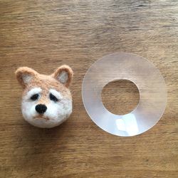 【受注製作】羊毛フェルトブローチ - 柴犬・エリザベスカラー 5枚目の画像