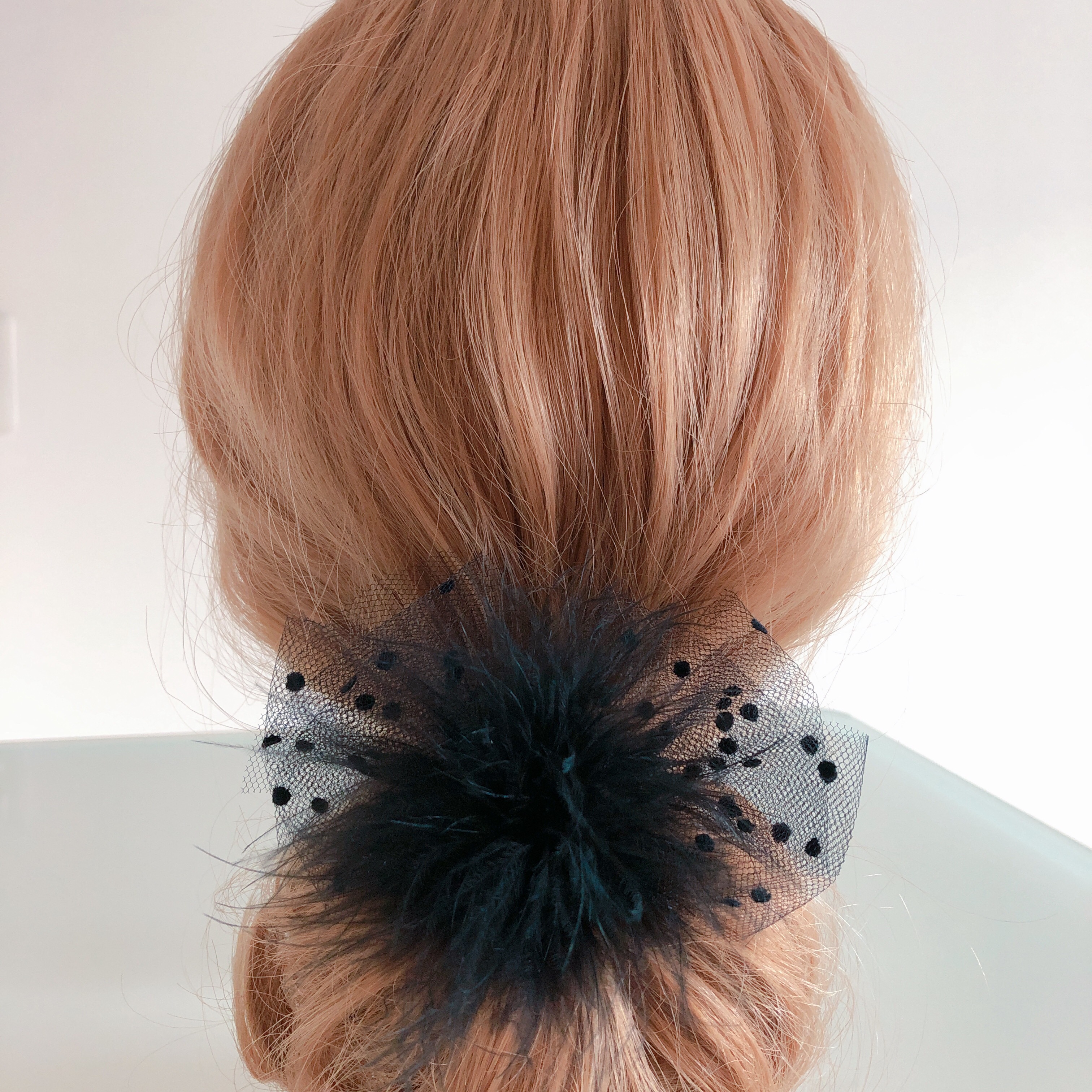 髪飾り　羽毛　チュール　コットンパール　キラキラクリスタル　タッセル　赤　黒