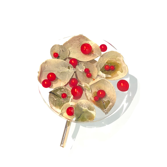 赤い実とユーカリのクリアポニーフック      ユーカリパール母の日ギフト誕生日プレゼントお祝いクリスマスドライフラワー 2枚目の画像