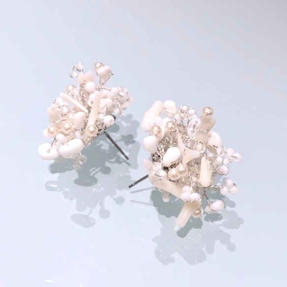 珊瑚使用♡ ホワイトサンゴ小枝イヤリング【BIGサークル】ウェディング結婚式浴衣着物お呼ばれ入園式 5枚目の画像