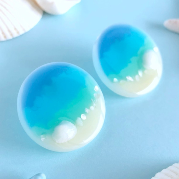 clear blue sea shell ピアス   クリアレジンプレゼントギフト海ビーチブルー貝シェルリゾート夏涼しげ 3枚目の画像