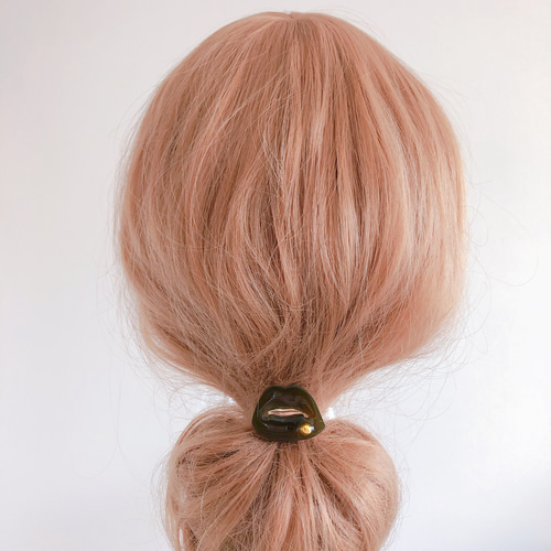 唇型のヘアゴム(ブルーラメ)