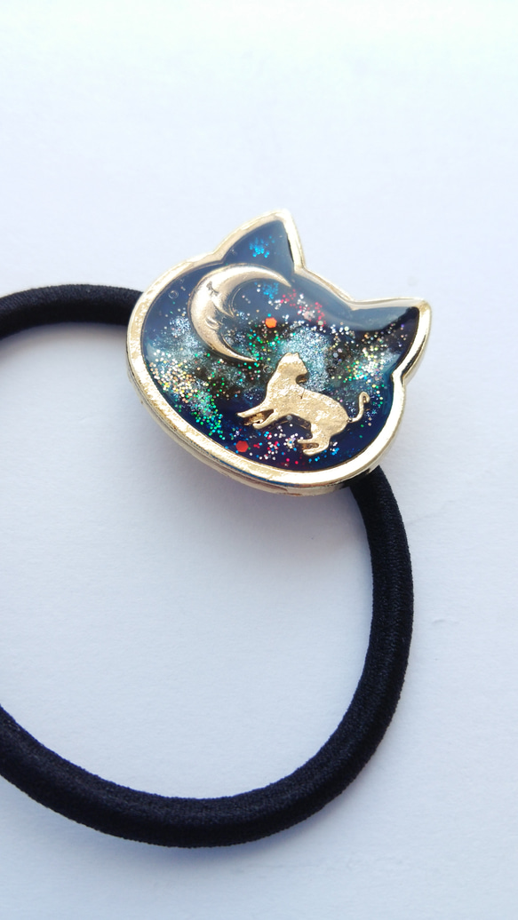 再販♪こぼれ落ちた宇宙…天の川を渡るネコ 猫型ヘアゴム 4枚目の画像