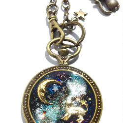 アンティークゴールド♪こぼれ落ちた宇宙…天の川を渡るネコ 懐中時計型バッグチャーム 2枚目の画像