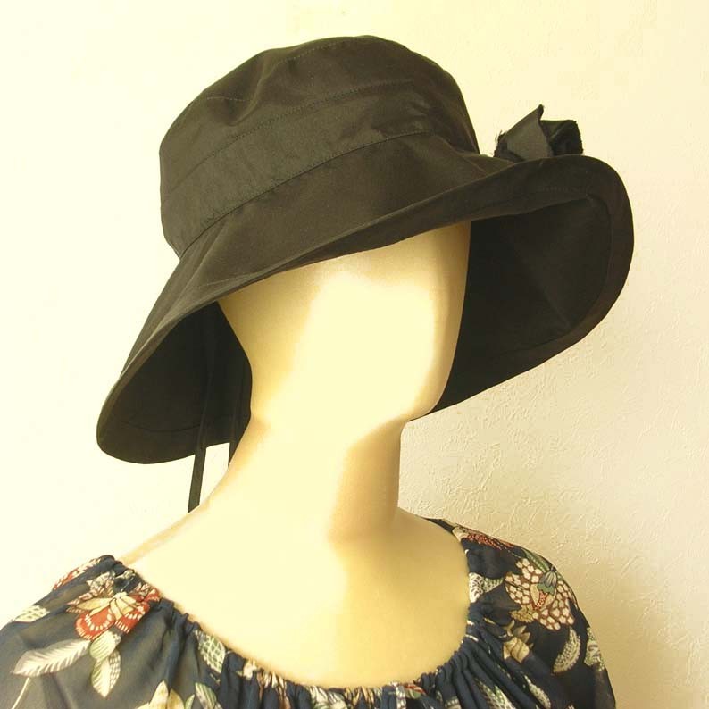 タイシルクで作ったつば広のエレガントな帽子 ブラック コサージュつき 8,760円