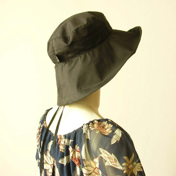 タイシルクで作ったつば広のエレガントな帽子 ブラック コサージュつき 3枚目の画像