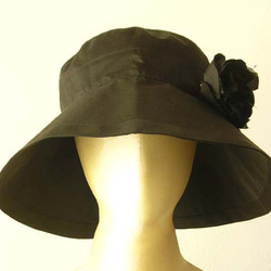 タイシルクで作ったつば広のエレガントな帽子 ブラック コサージュつき 4枚目の画像
