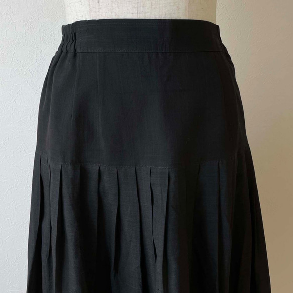 シルクのスカート ソフトプリーツ 黒 3枚目の画像