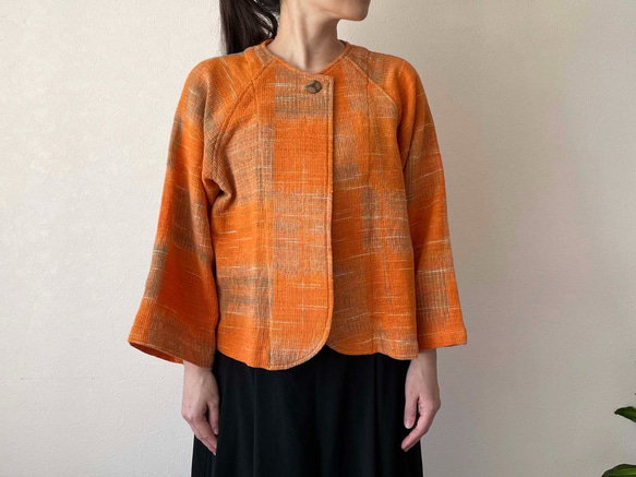 手織り綿で仕立てたノーカラージャケット ボレロ風 オレンジ系 1枚目の画像