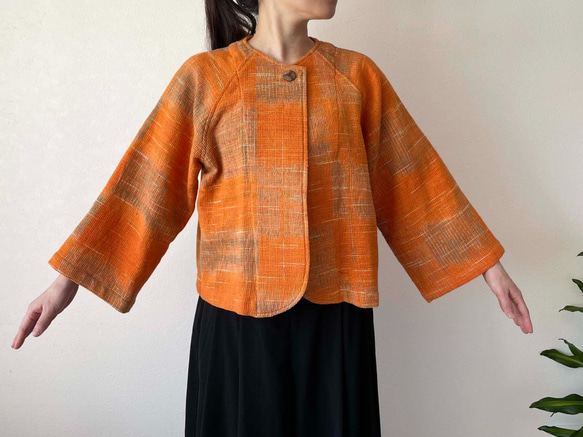 手織り綿で仕立てたノーカラージャケット ボレロ風 オレンジ系 2枚目の画像
