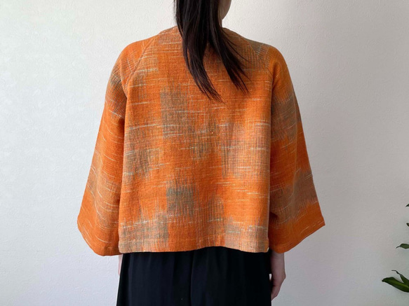 手織り綿で仕立てたノーカラージャケット ボレロ風 オレンジ系 3枚目の画像